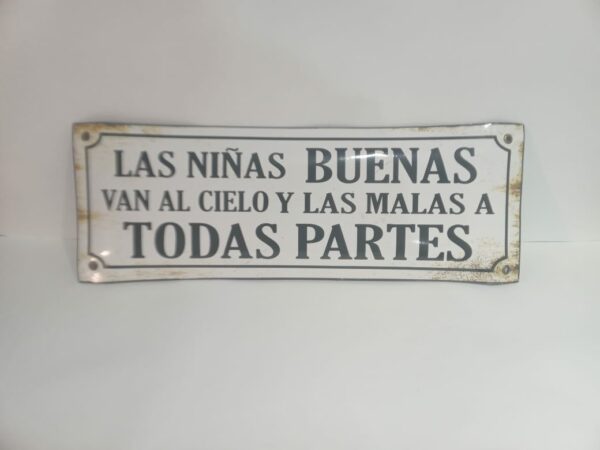 CHAPA "LAS NIÑAS BUENAS..." 38X13 CM.